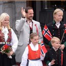 17. mai: Kronprinsfamilien hilser barnetogene i Asker og Oslo (flere bilder i albumet Kongefamilien 2013). Her fra Skaugum (Foto: 